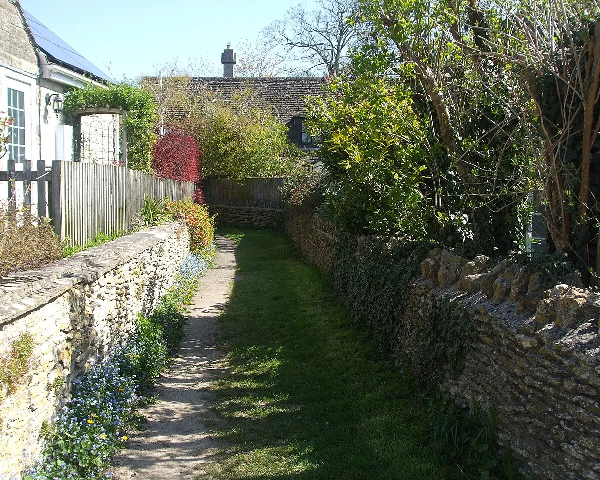 A path on Park Lane