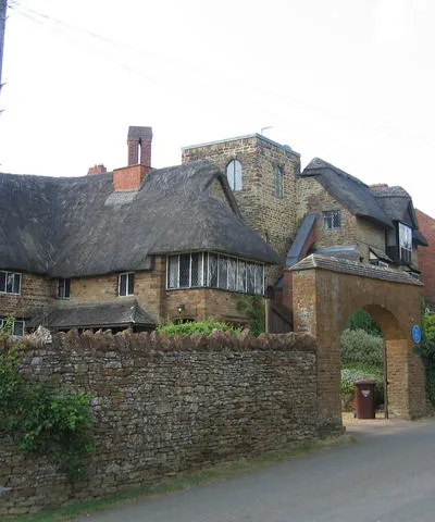 The Manor House, Temple Mill Road, Sibford Gower, Oxfordshire, seen from the southeast. A blue plaque outside (273647) records that this was the home of Frank Lascelles.