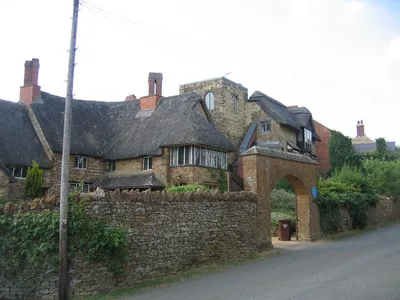 The Manor House, Temple Mill Road, Sibford Gower, Oxfordshire, seen from the southeast. A blue plaque outside (273647) records that this was the home of Frank Lascelles.