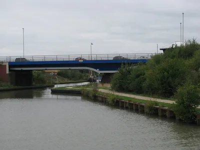 A430 crosses the Gloucester-Sheerness Canal