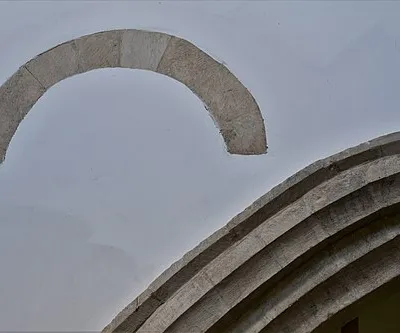 Chadlington, St. Nicholas Church: All that remains of a Saxon arch in the north arcade