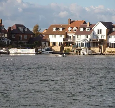 Abingdon Marina The homes built on the north side of the marina seen from the slipway opposite.