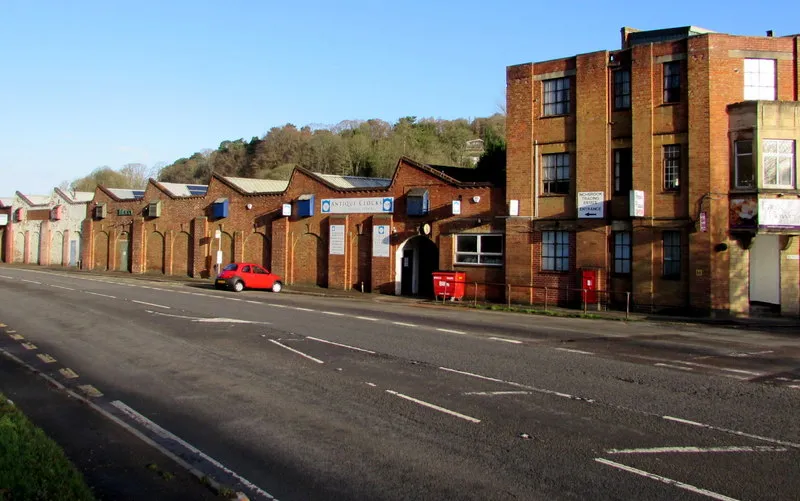 Bath Road buildings north of Giddynap Lane, Inchbrook