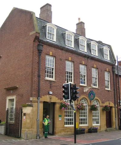 Pershore Town Hall The Town Hall was originally built as a Post Office, and is still shown as such on the current OS 1:10,000 scale mapping. It dates from 1932 and is on the west side of the High Street.