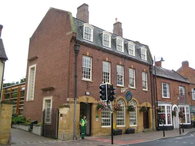 Pershore Town Hall The Town Hall was originally built as a Post Office, and is still shown as such on the current OS 1:10,000 scale mapping. It dates from 1932 and is on the west side of the High Street.