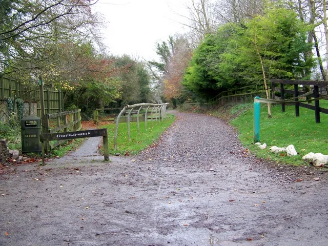 Byway, Upper Lambourn The byway has been divided so that walkers and riders do not come into contact.