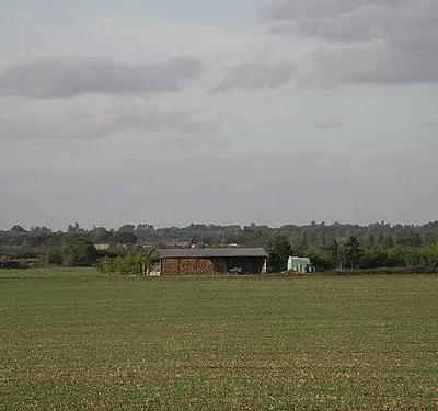 Barn near West Hanney. Looking north from the track linking Denchworth and West Hanney