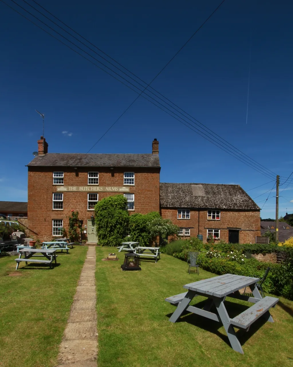 The Butchers Arms, Balscote, Oxfordshire, seen from the southeast