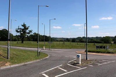 2011 : A4 roundabout at the end of King Henry Drive