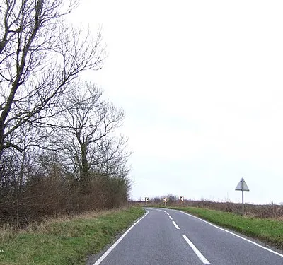 Bend in the road Between Lyneham and Ascott