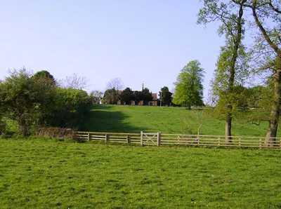 Between the Oddingtons Upper and Lower Oddington are still two separate villages with this house crossing the divide. South of the villages runs a footpath linking the two, through horse paddocks.
