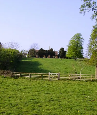 Between the Oddingtons Upper and Lower Oddington are still two separate villages with this house crossing the divide. South of the villages runs a footpath linking the two, through horse paddocks.