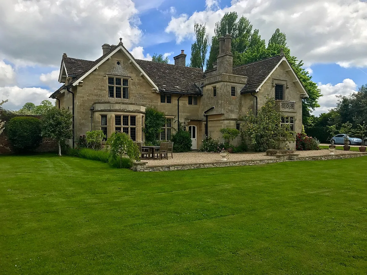Shows photo taken from the front land of the manor.
