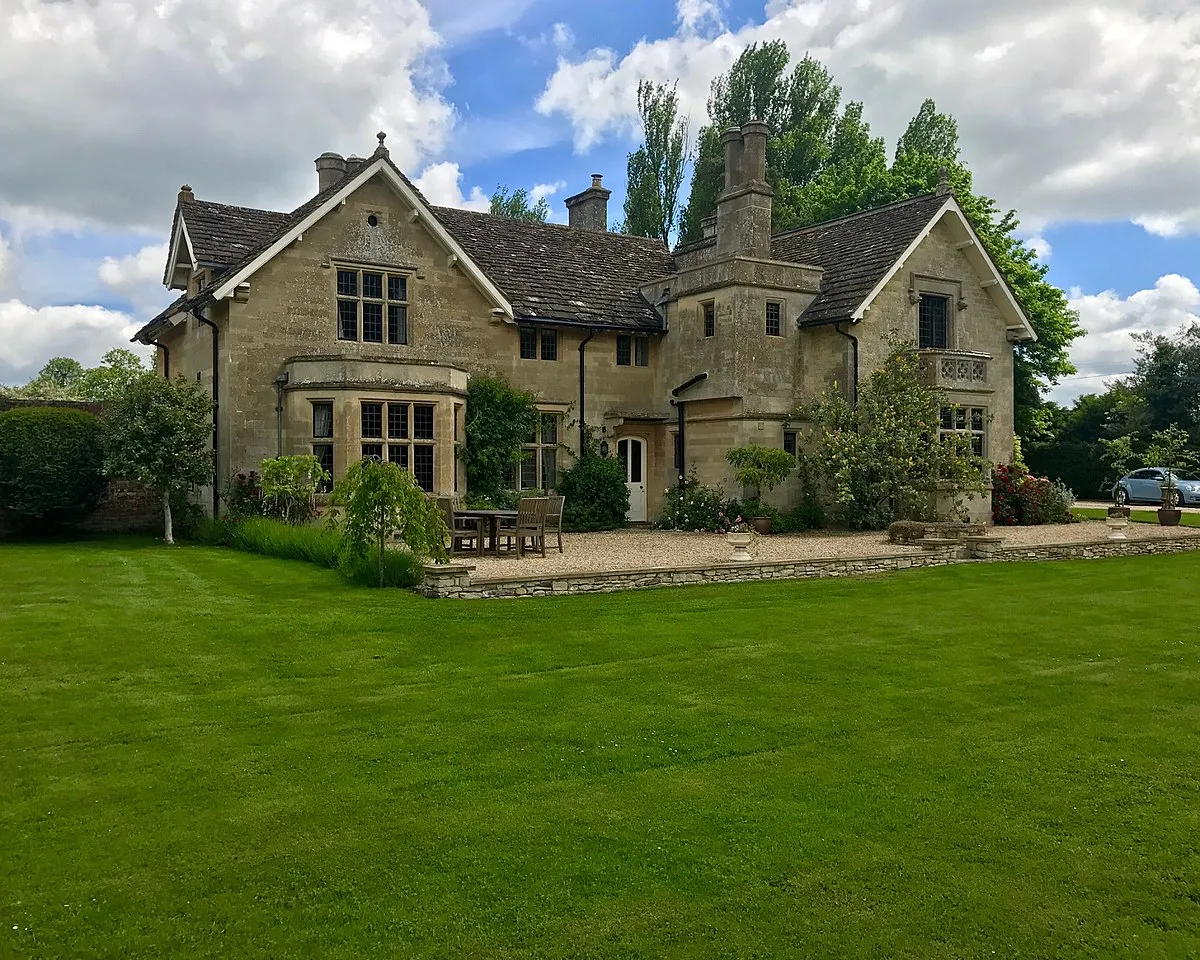 Shows photo taken from the front land of the manor.