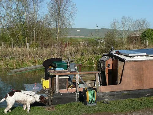 Barge moored by the Barge Inn