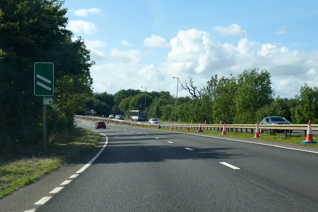 A422 approaching M40 J11 roundabout, Banbury