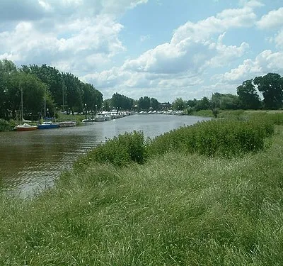 Approaching Tewkesbury on the Avon Taken from the footpath from Twyning at a point nearing the Marina in Tewkesbury.