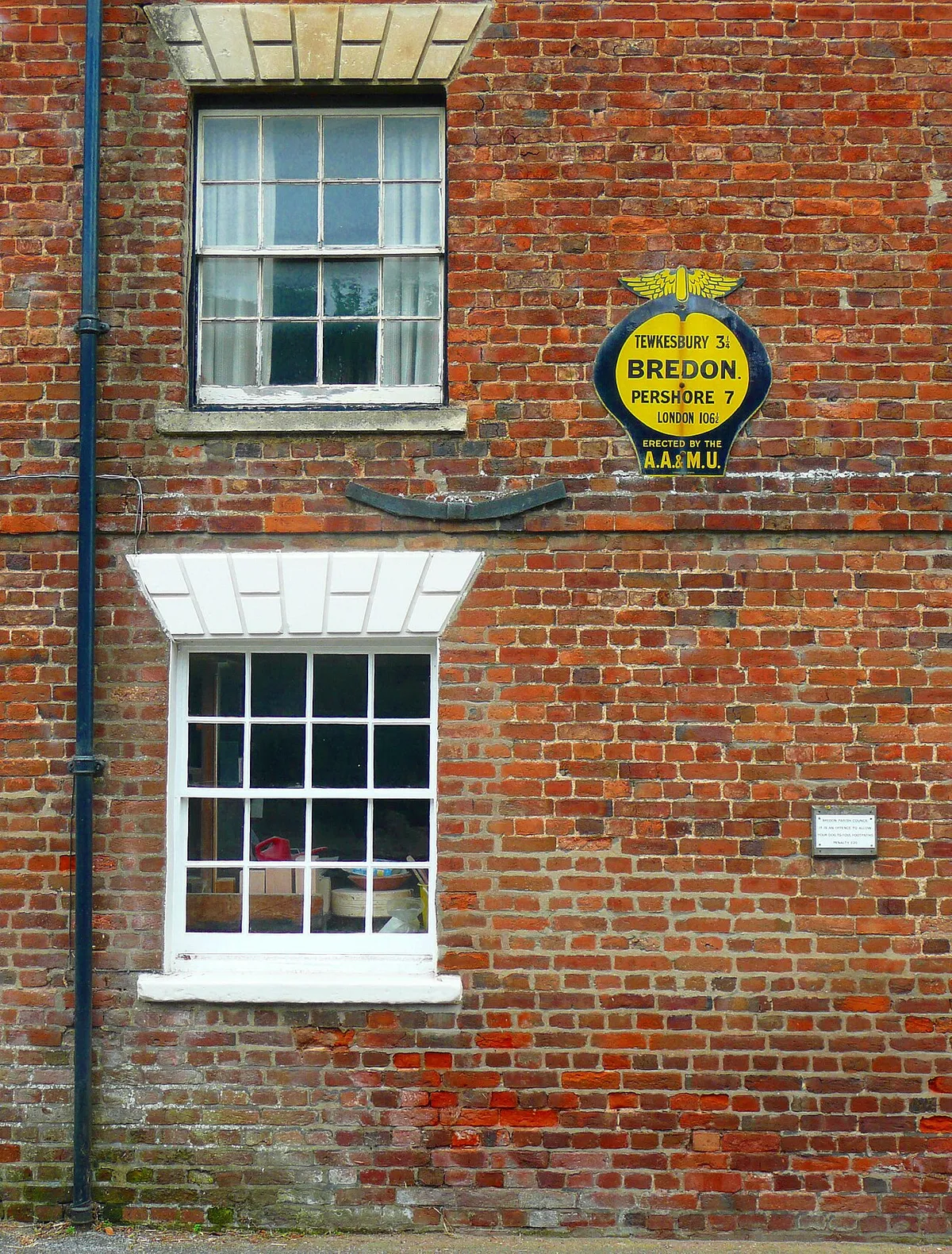 AA village name plaque on Pottery Cottage, Bredon
