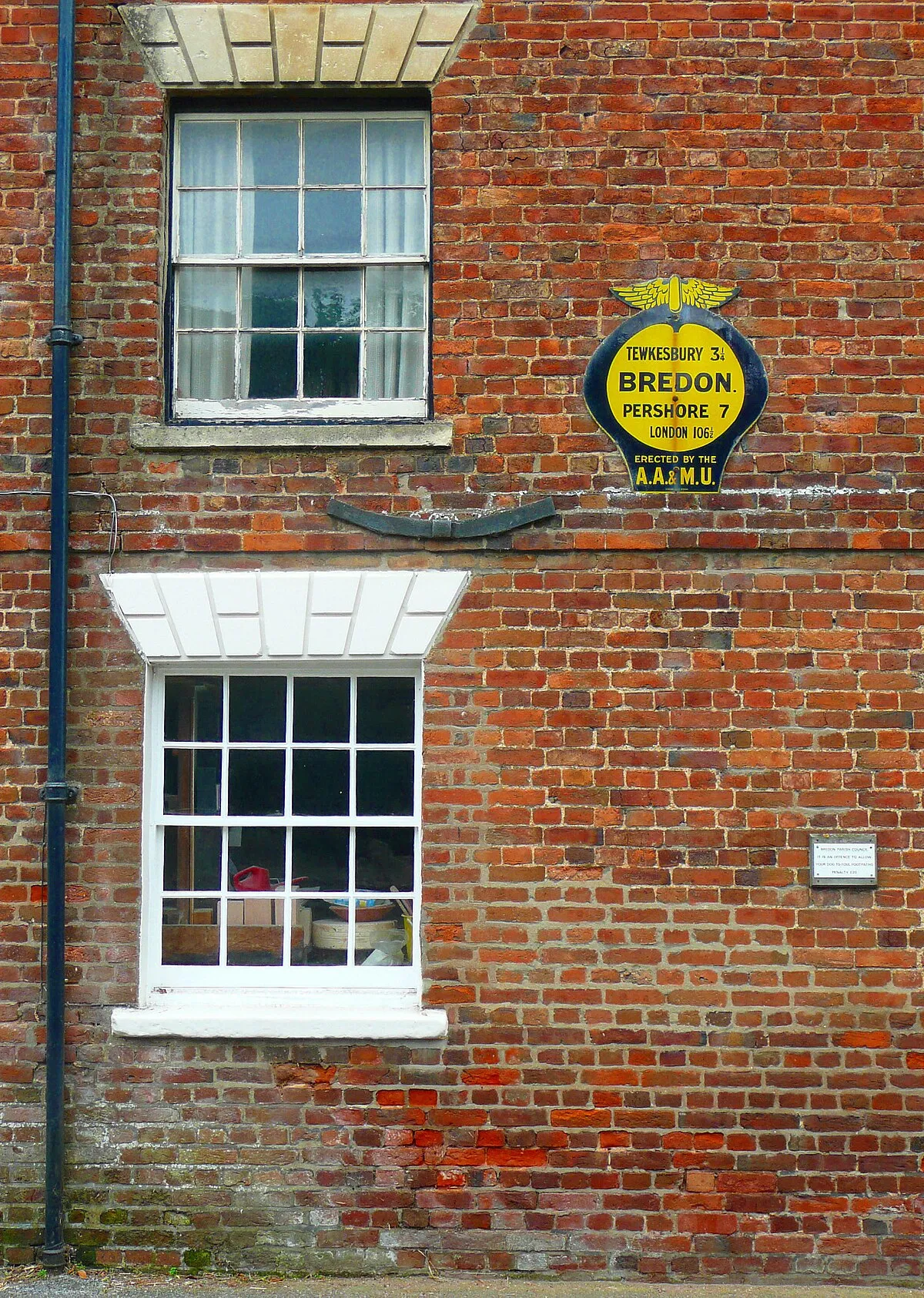 AA village name plaque on Pottery Cottage, Bredon