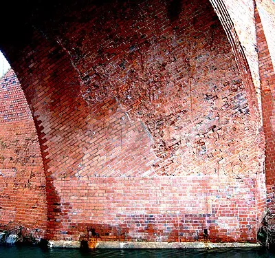 Brickwork on the skew railway bridge over the Wilts & Berks Canal