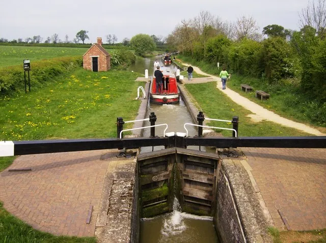 Claydon Middle Lock, Oxford Canal This is the middle of a flight of five locks. Each has a fairly small rise of about 6 feet. This boat has two more locks to negotiate (just around the corner) then is at the summit of the Oxford Canal. The locks are 70 feet long by 7 feet wide. They are the typical pattern for the canal, double bottom gates with gate paddles, single top gate with ground paddles.