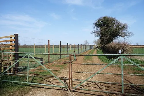 A well fenced footpath