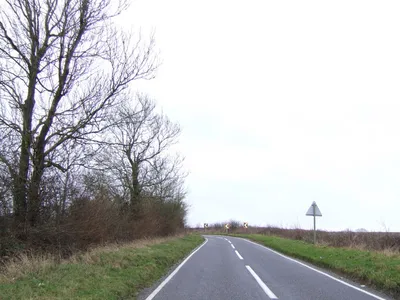 Bend in the road Between Lyneham and Ascott