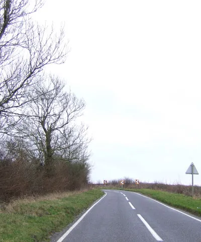Bend in the road Between Lyneham and Ascott