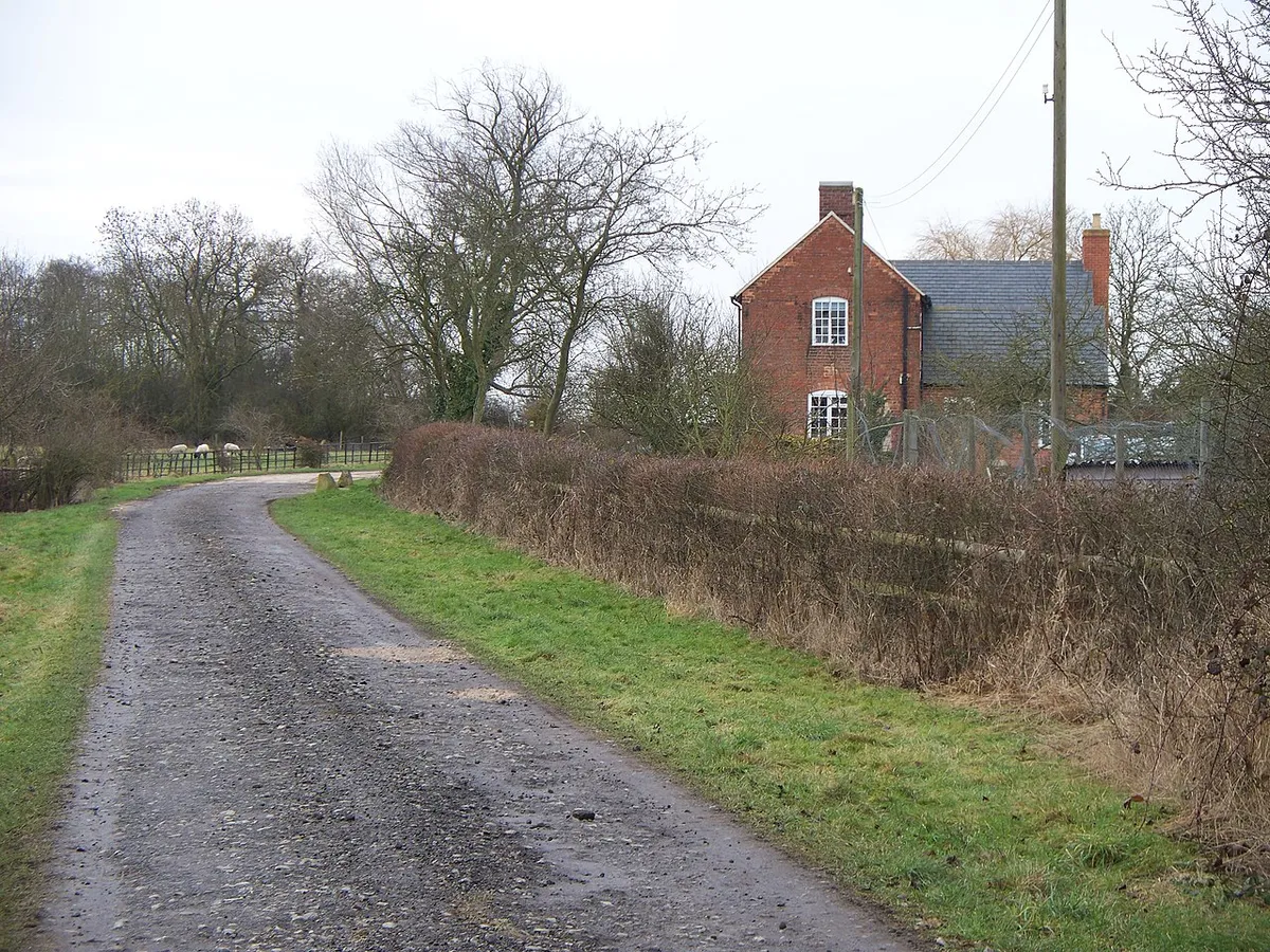 Approaching Ditchford Cottages The driveway, a public footpath, continues after Ditchford Farm towards Ditchford Cottages.