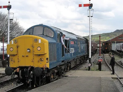 Class 37 37324 arriving into Winchcombe Station Gloucestershire and Warwickshire Railway 05-04-2009
