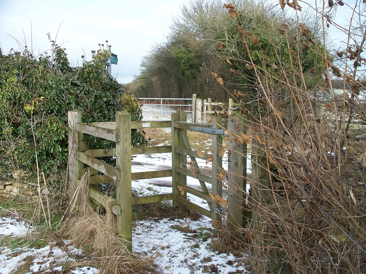 Across the minor road The footpath crosses the minor road from Barton to Critchford Lane.