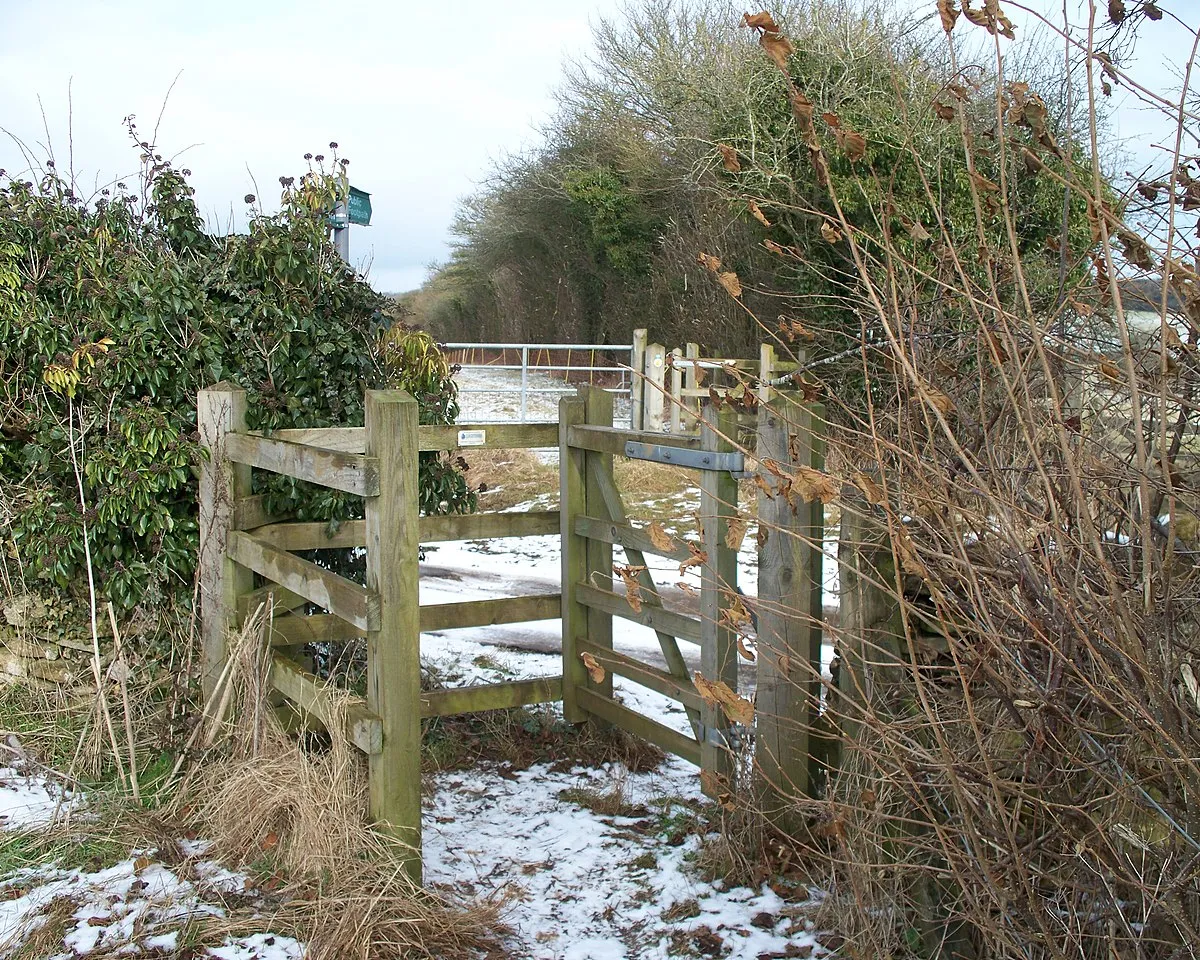 Across the minor road The footpath crosses the minor road from Barton to Critchford Lane.