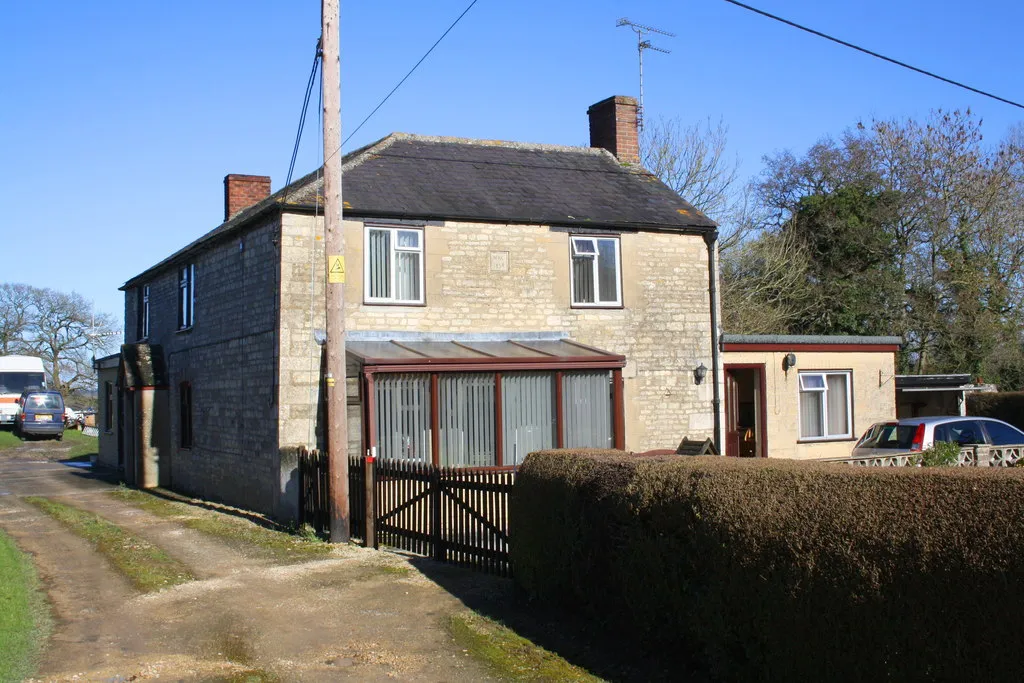 'The Cottage' beside track to 'Heather Croft', New Yatt Lane