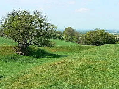 Castle Hill fort, Blunsdon One of several hill forts in the region, this is perhaps less well-known than those at Barbury su1476 and Liddington su2079. This fort is said to date back to 600 BC or earlier.