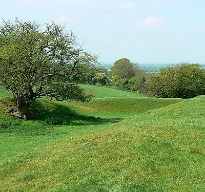 Castle Hill fort, Blunsdon One of several hill forts in the region, this is perhaps less well-known than those at Barbury su1476 and Liddington su2079. This fort is said to date back to 600 BC or earlier.