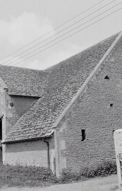 Ampney St. Mary - barn nearby