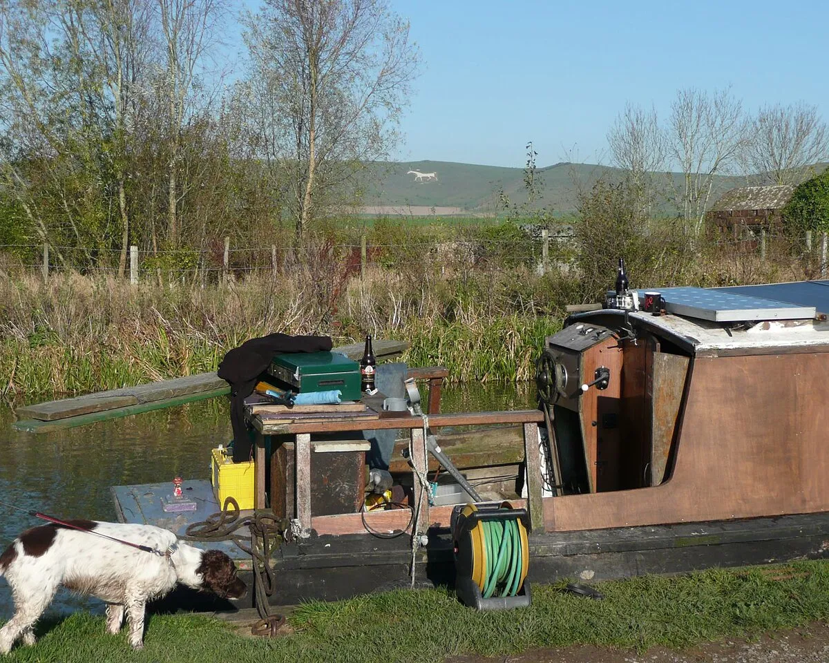 Barge moored by the Barge Inn