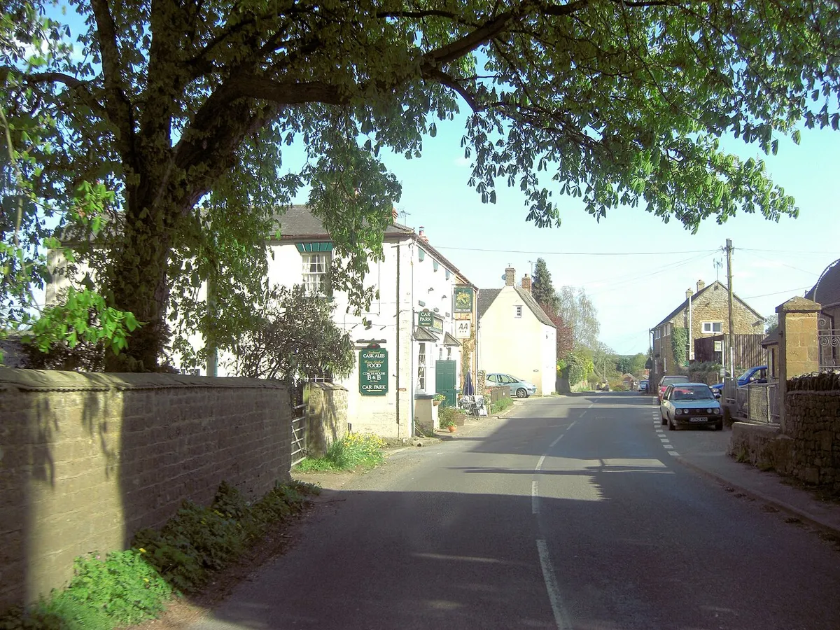 B4035 passes the Lampet Arms