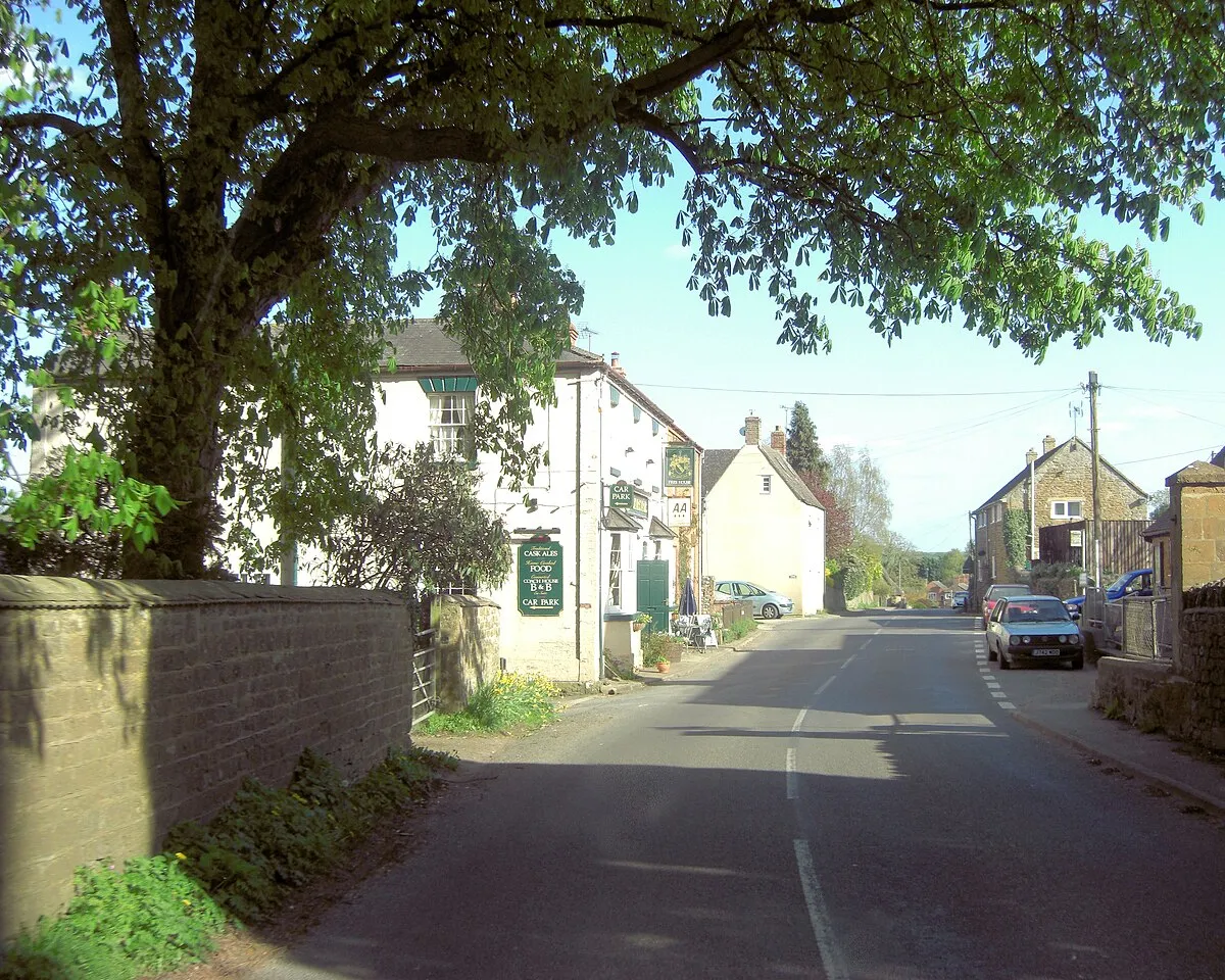 B4035 passes the Lampet Arms