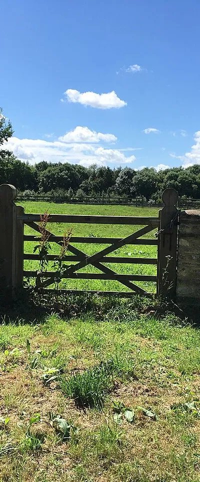 Footpath out of Shipton Moyne towards Pond Farm