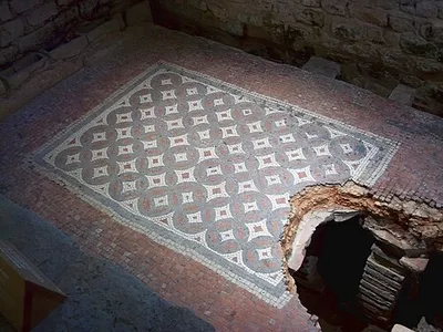 Chedworth Roman Villa -- Mosaic in the tepidarium in the west-wing bath-house
