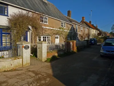 Avebury - End Of The High Street