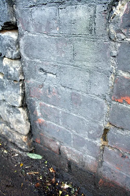 Benchmark at wall junction of Kingshill Road
