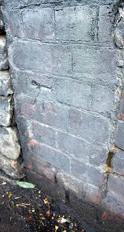 Benchmark at wall junction of Kingshill Road