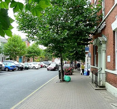Broad Street, Pershore Looking west past Lloyds Bank.